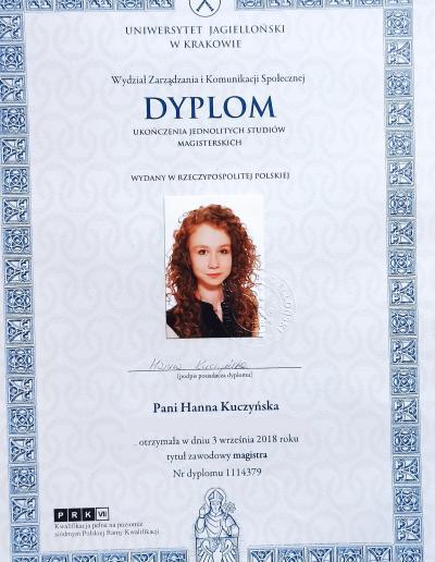 Dyplom o ukończeniu jednolitych studiów magisterskich na kierunku psychologia, wydany dla Pani Hanny Kuczyńskiej-Dynowskiej (wówczas Kuczyńska) przez Uniwersytet Jagielloński w 2018 roku.