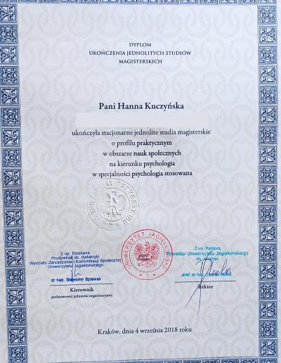 Dyplom o ukończeniu jednolitych studiów magisterskich na kierunku psychologia, wydany dla Pani Hanny Kuczyńskiej-Dynowskiej (wówczas Kuczyńska) przez Uniwersytet Jagielloński w 2018 roku. Strona 2