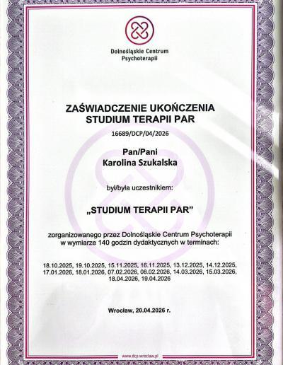 Zaświadczenie o ukończeniu 140-godzinnego studium terapii par, wydane dla Pani Karoliny Szukalskiej przez Dolnośląskie Centrum Psychoterapii w 2026 roku.