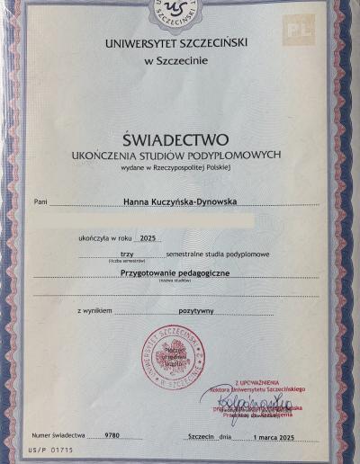 Świadectwo ukończenia studiów podyplomowych na kierunku przygotowanie pedagogiczne, wydane dla Pani Hanny Kuczyńskiej-Dynowskiej przez Uniwersytet Szczeciński w 2025 roku.