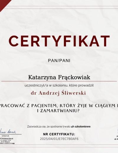 Certyfikat ukończenia 4-godzinnego szkolenia ,,Jak pracować z pacjentem, który żyje w ciągłym lęku i zamartwianiu?”, wydany dla Pani Katarzyny Frąckowiak przez Szkołę Psychoterapii Dialog w 2025 roku.