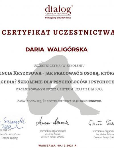 Certyfikat uczestnictwa w 4-godzinnym szkoleniu ,,Interwencja kryzysowa- Jak pracować z osobą, którą dotknęła nagła tragedia?”, wydany dla Pani Darii Witczak (wówczas Waligórska) przez Szkołę Psychoterapii Dialog w 2021 roku.