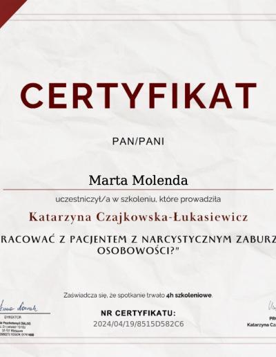 Certyfikat o uczestnictwie w 4-godzinnym szkoleniu ,,Jak pracować z pacjentem z narcystycznym zaburzeniem osobowości?”, wydany dla Pani Marty Molendy przez Szkołę Psychoterapii Dialog w 2024 roku.