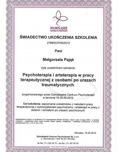Świadectwo ukończenia szkolenia ,,Psychoterapia i arteterapia w pracy terapeutycznej z osobami po urazach traumatycznych”, wydane dla Pani Małgorzaty Pająk przez Dolnośląskie Centrum Psychoterapii w 2012 roku.